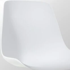 Nolon Noa-Pip Kunststof Tuinstoel Wit - Zwart Onderstel -Beliani Winkel 273d7b0fe5cf4417b9b96376c581de61