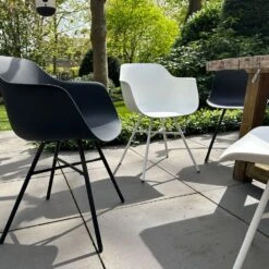 Nolon Noa-Puk Kunststof Tuinstoel Wit - Wit Onderstel -Beliani Winkel d2226f4402d541b08a272f81801ceb57